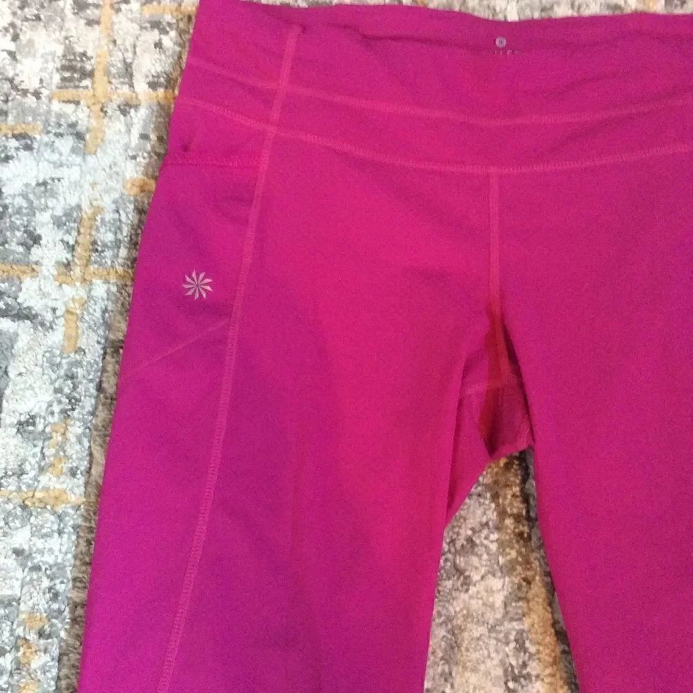 ATHLETA DOBBY BE FREE REFLECTIVE CAPRI LEGGINGS! M - Picture 2 of 8